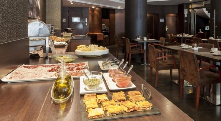 AC Hotels precisa camarero:a de sala para hotel en Madrid
